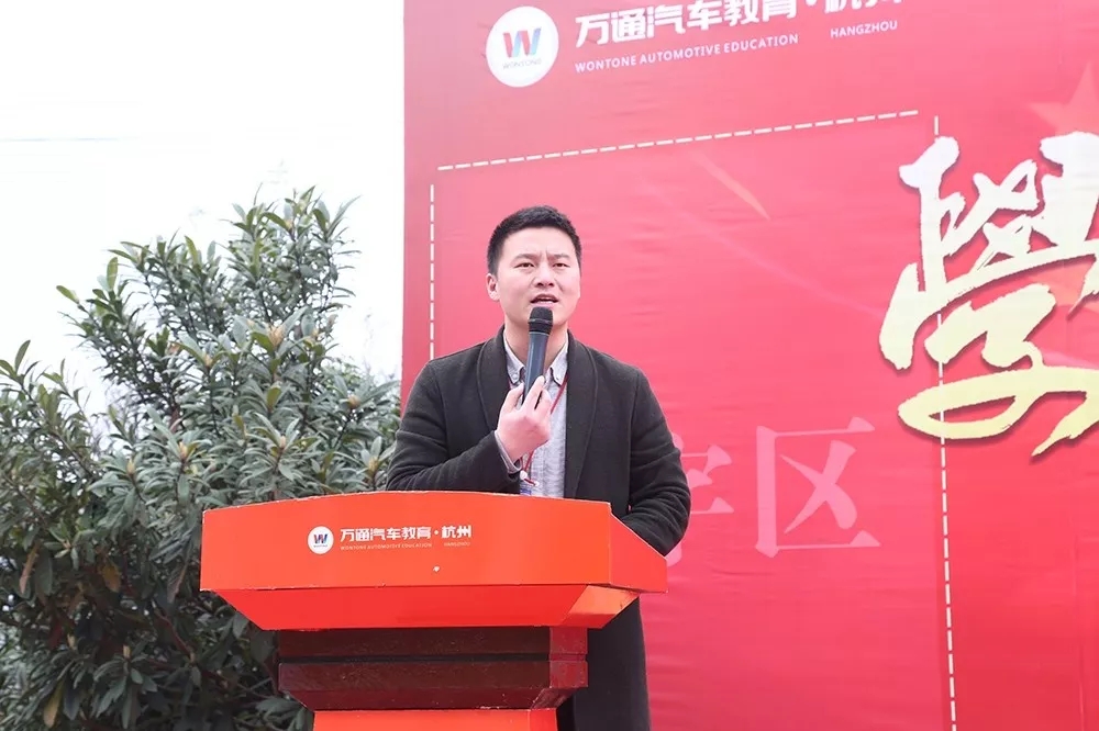 雷锋月里学雷锋,阳春三月树新风