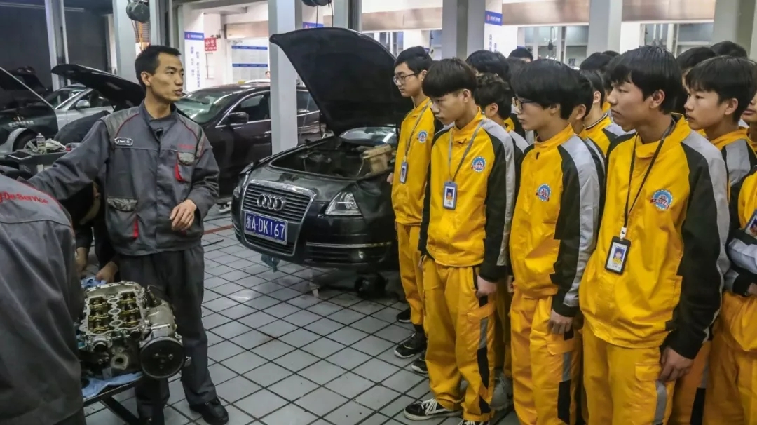 你以为我们只在学校里学习汽修?错了!