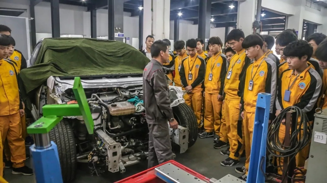 你以为我们只在学校里学习汽修?错了!