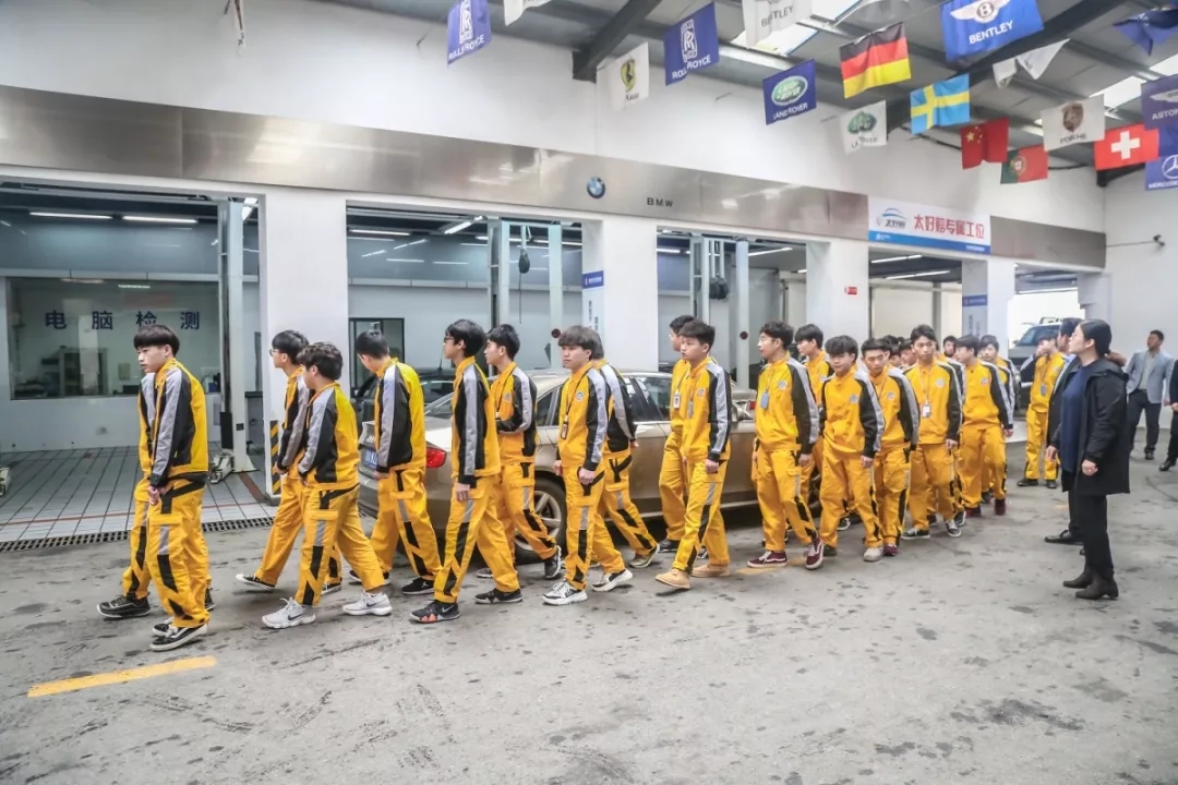 你以为我们只在学校里学习汽修?错了!